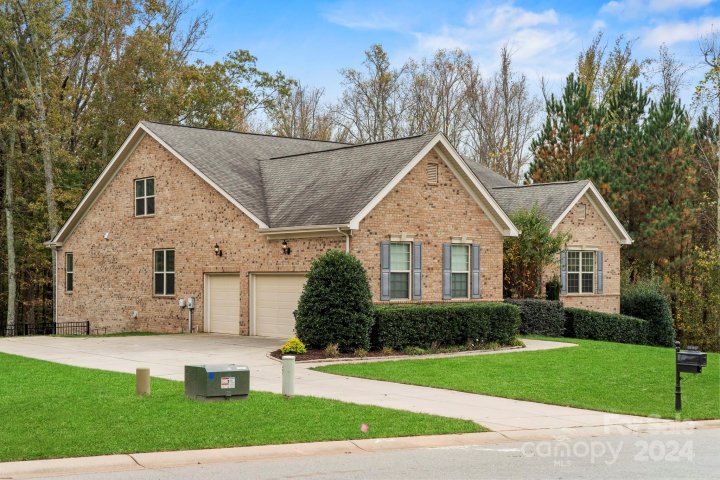 1056 Lake Forest Drive sold home in Lake Forest Preserve, Weddington, NC