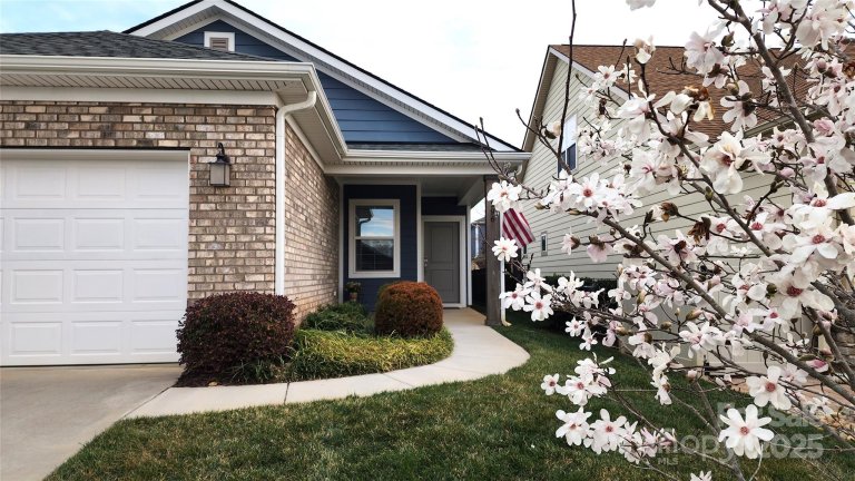 6296 Raven Rock Drive active home in Trilogy Lake Norman, Denver, NC