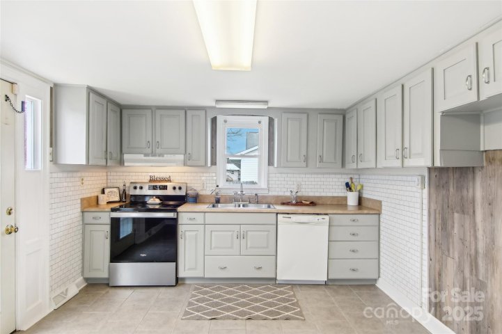 650 Camelot Drive sold home in Brookwood, Waynesville, NC
