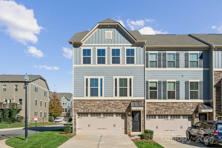 1916 Catkin Lane sold home in Townes of Oakhurst, Charlotte, NC