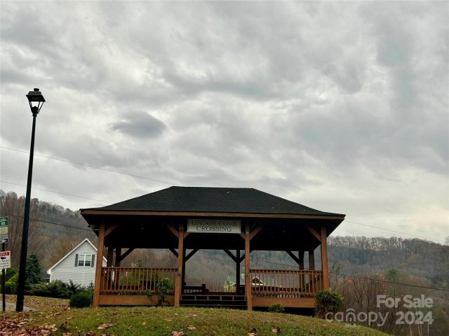 104 S Lindon Cove Road sold home in Lindon Cove Crossing, Candler, NC