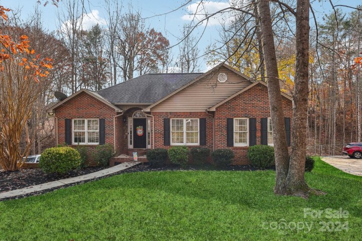 818 17th Avenue Drive sold home in Providence Forest, Hickory, NC