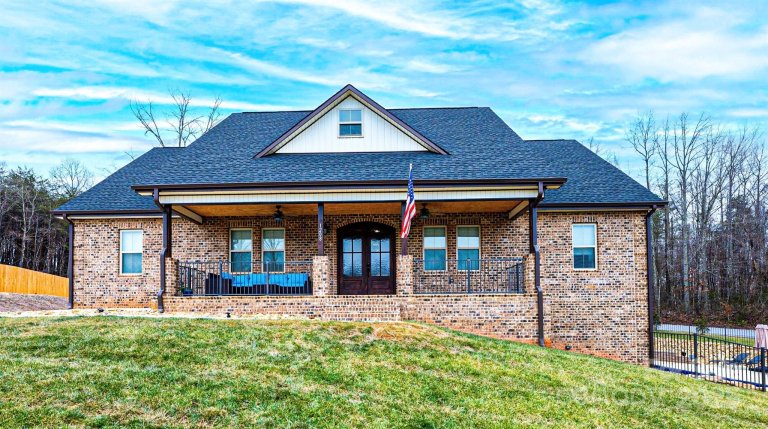 1208 Winter Place sold home in Summerhill, Lenoir, NC