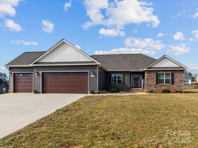 200 Staffordshire Drive sold home in Castlegate, Statesville, NC