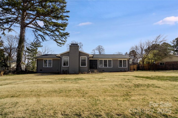 320 Paradise Circle sold home in Paradise Point, Belmont, NC