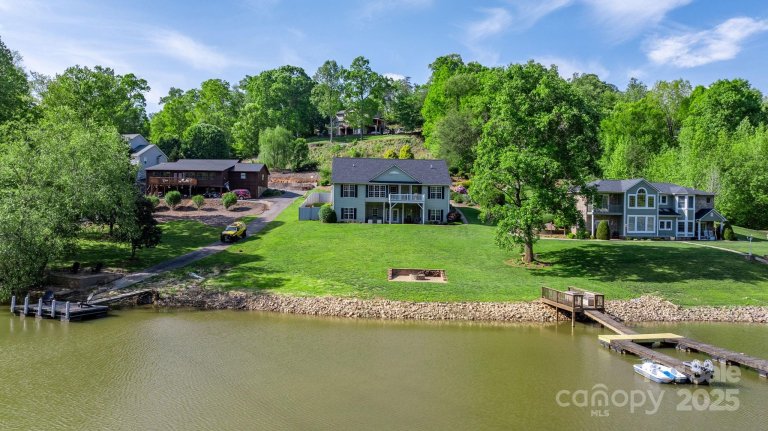 892 Plantation Drive sold home in Plantation Point, Marion, NC