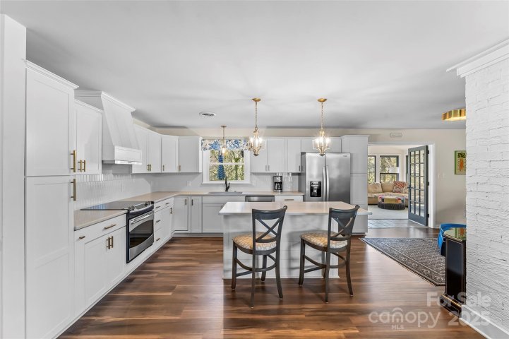 2052 10th Street Place sold home in Lakeland Park, Hickory, NC