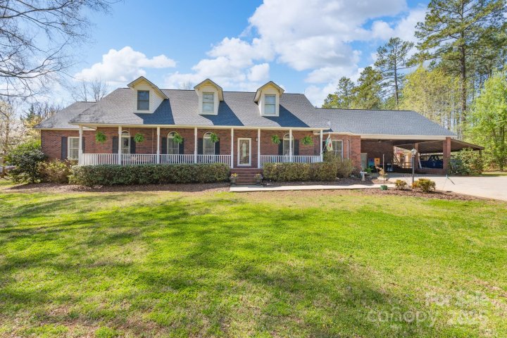 891 Silver Charm Lane sold home in Derby Downs, York, SC
