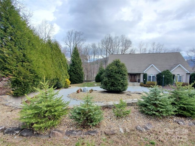 526 Grand Oaks Drive sold home in Grand Oaks, Hendersonville, NC