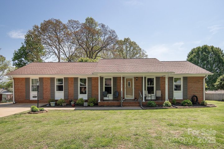 2064 Elizabeth Avenue sold home in Olde Well South, Hickory, NC