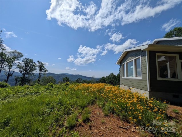 261 Nicholas Knoll Road sold home in Amber Ranches, Bakersville, NC