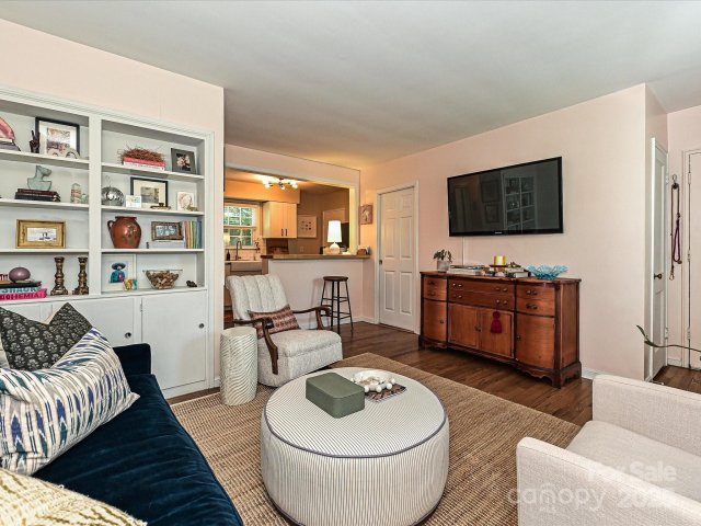 557 Wakefield Drive A sold home in Selwyn Village, Charlotte, NC