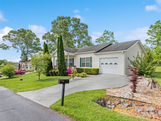 135 Middle Street sold home in White Oak Village, Hendersonville, NC