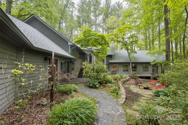14 Oak Hollow Drive sold home in Oak Hollow, Asheville, NC
