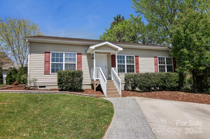 11 N Frederick Lane sold home in White Oak Village, Hendersonville, NC