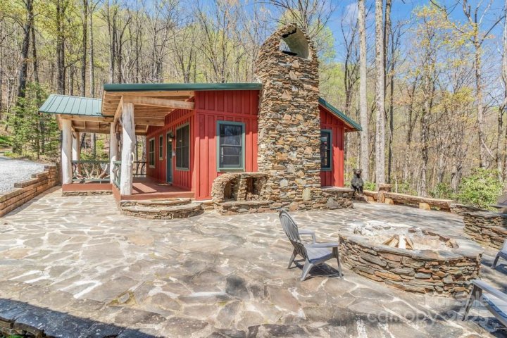 1160 Tanglewood Lane sold home in Lake Sheila, Saluda, NC