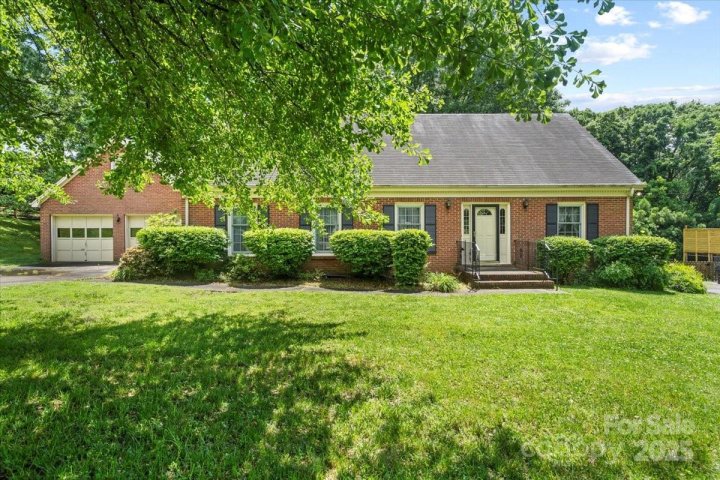 8017 Prince George Road sold home in Olde Georgetowne, Charlotte, NC