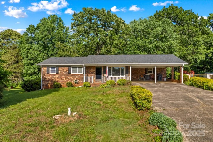 157 E Meadowview Drive sold home in Meadowview Estates, Statesville, NC