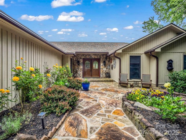 11 Bannerwood Drive sold home in Bannerwood, Horse Shoe, NC