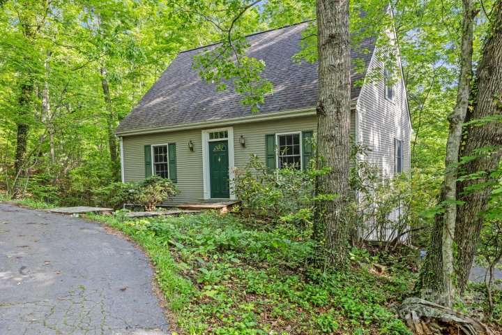 124 Hilltop Road sold home in Spring Hill, Black Mountain, NC