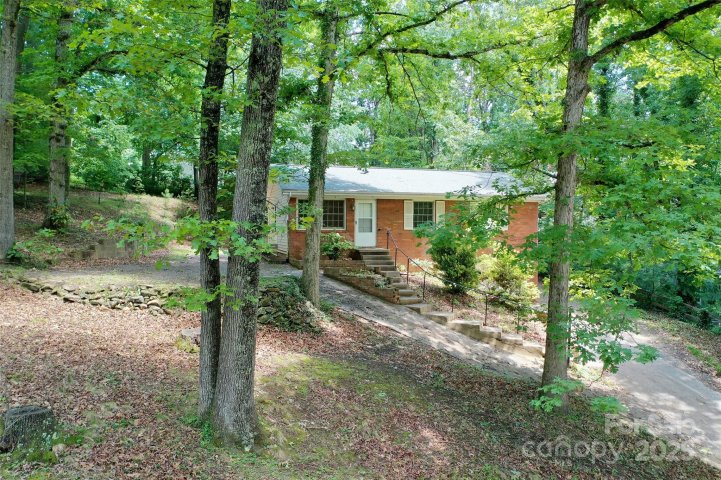 25 Evelake Drive sold home in Camelot, Asheville, NC