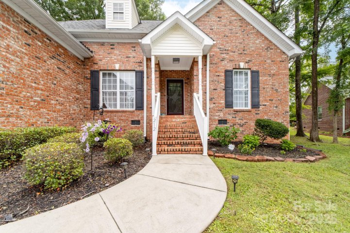 212 Victoria Circle sold home in Ole Eastpointe, York, SC