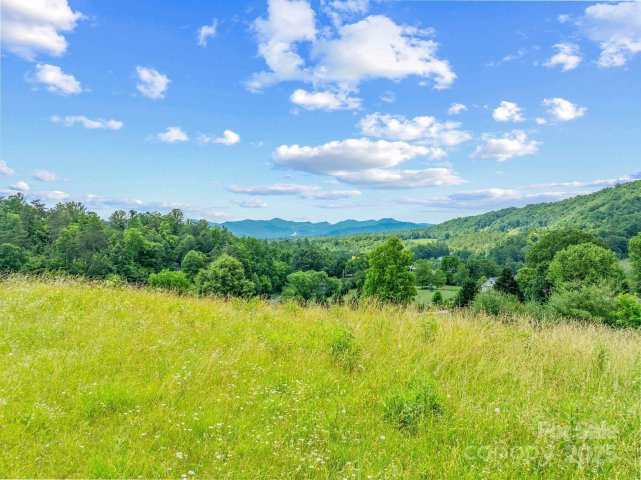 82 Seven Glens Drive pending home in Seven Glens, Weaverville, NC