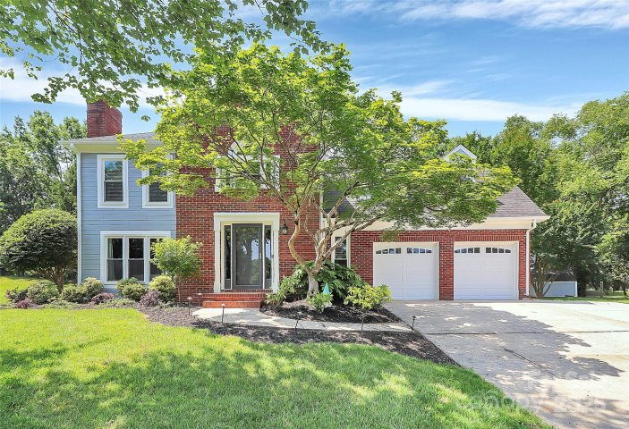 1011 Bydeford Court sold home in Hampton Green, Matthews, NC