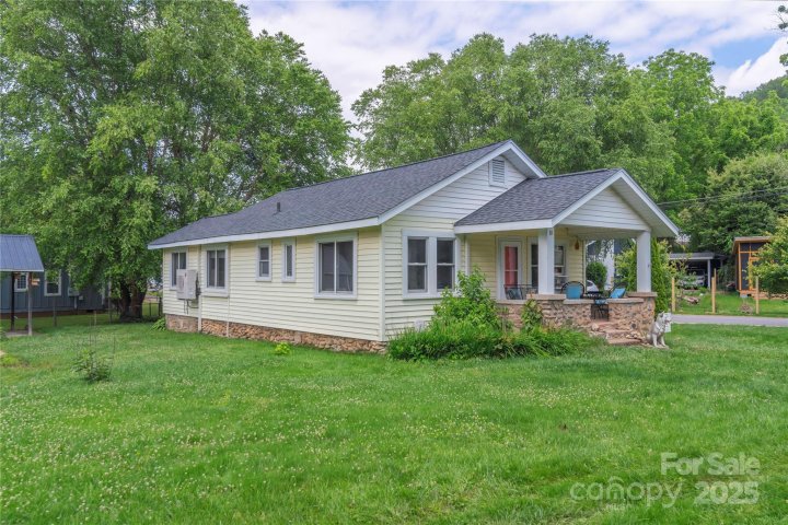 10 Poplar Street sold home in Brookwood, Waynesville, NC