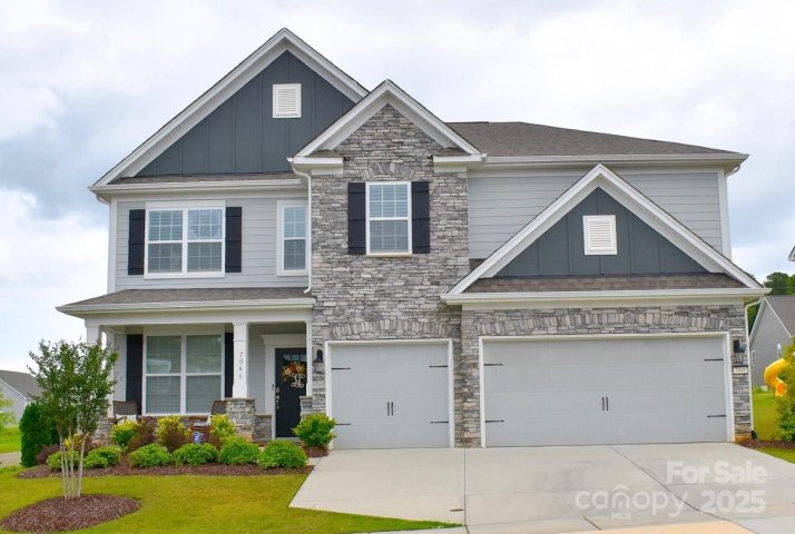 7046 North Bridge Drive sold home in The Oaks at Skybrook North, Huntersville, NC