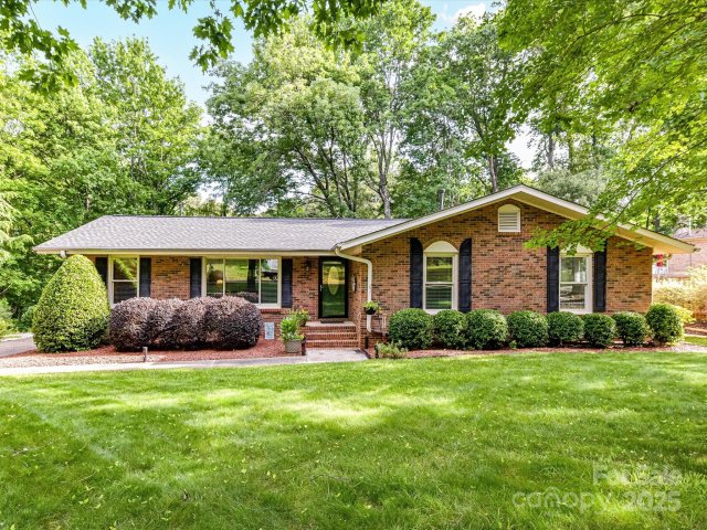 13617 Lake Bluff Drive sold home in Idlewood, Matthews, NC