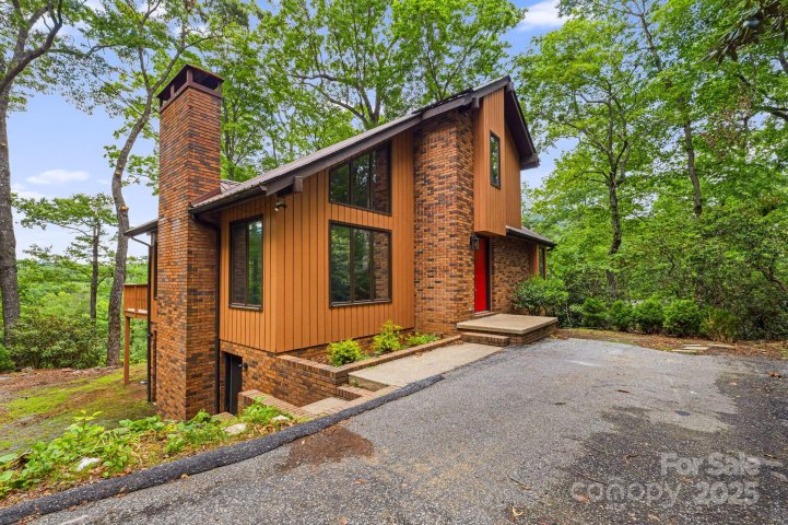 285 Fairway Loop active home in Mt. Mitchell Lands, Burnsville, NC
