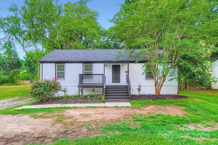 1224 E Woodlawn Road active home in Madison Park, Charlotte, NC