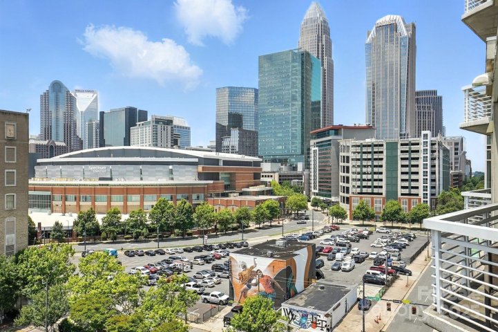 505 E 6th Street pending home in Courtside, Charlotte, NC