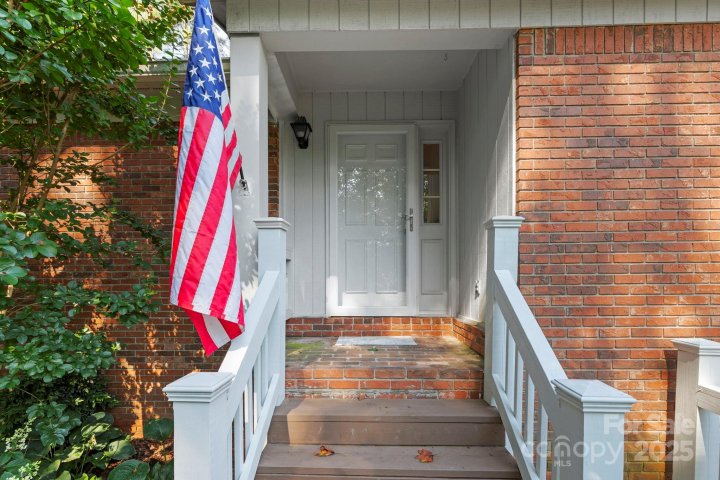 123 Haywood Knolls Drive sold home in Haywood Knolls, Hendersonville, NC