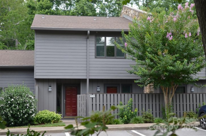 609 Crowfields Lane active home in Crowfields Condos, Asheville, NC