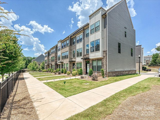 824 Broad River Lane sold home in Wendover Green, Charlotte, NC