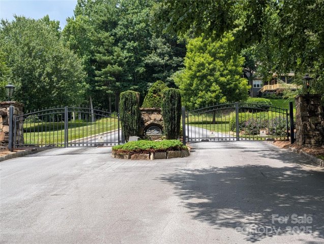 115 Ivywood Lane active home in Somersby Park, Laurel Park, NC