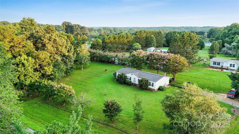 35 Little Roundtop Drive sold home in Old Mountain Village, Hiddenite, NC