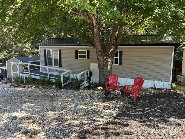 114 Meadowview Circle active home in Badin Shores Resort, New London, NC