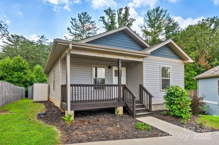 21 Lillie Farm Lane sold home in Lillie Farm Cove, Weaverville, NC