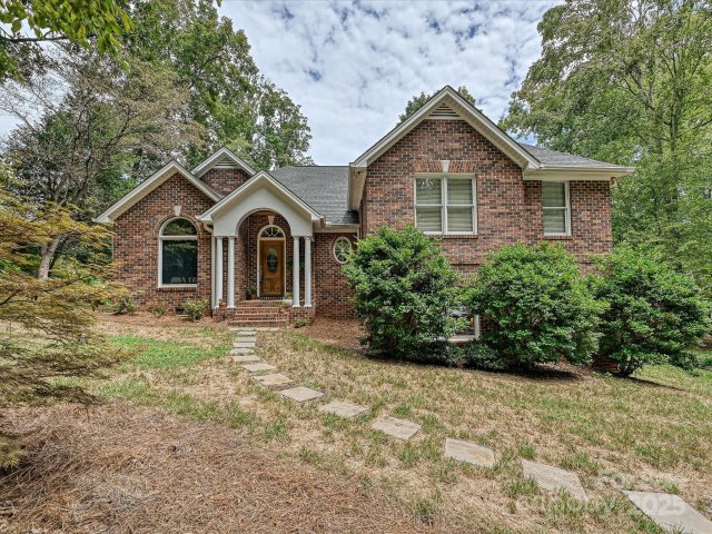 11902 Mountain Crest Circle pending home in Mountain Point, Charlotte, NC