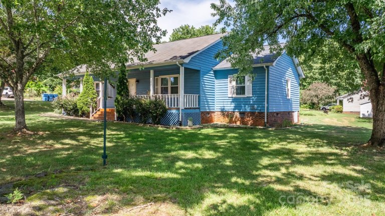 1776 Castlewood Court sold home in Forest Ridge, Hickory, NC