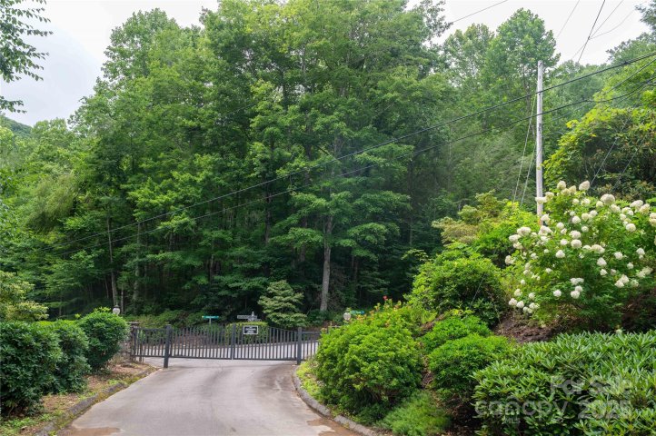 44 Deer Trail Drive active home in Mount Mitchell Lands, Burnsville, NC