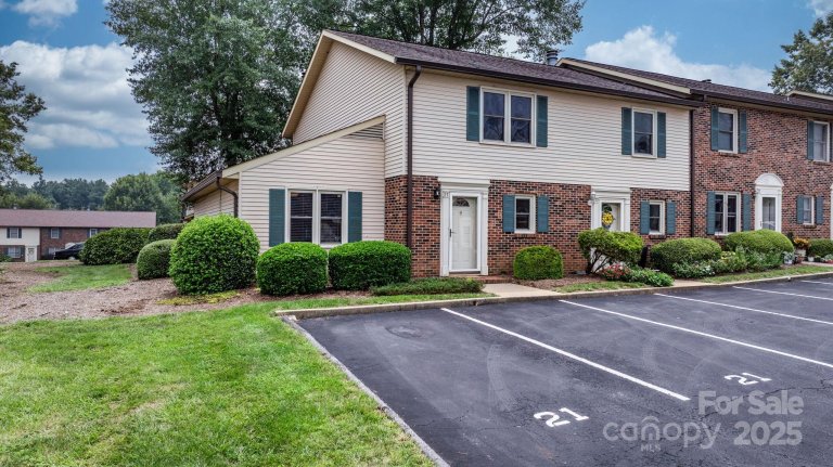 1330 5th Street 21 sold home in Tara Woods, Hickory, NC