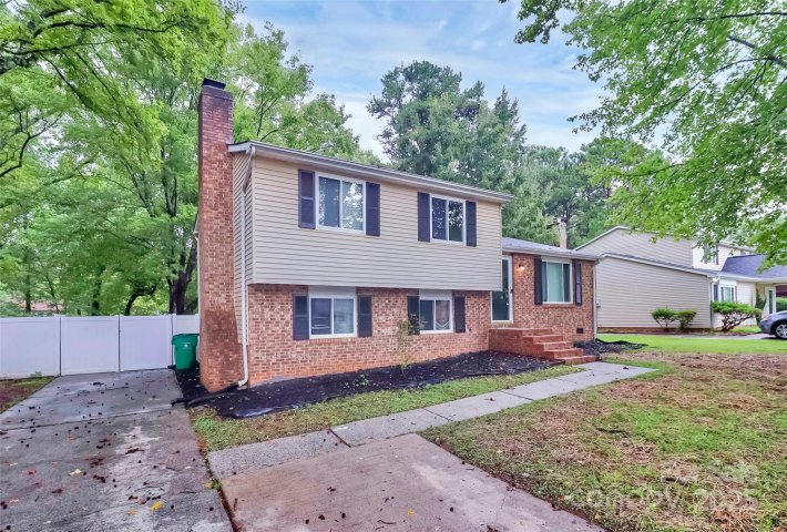 6230 Holly Knoll Drive sold home in Holly Hills, Charlotte, NC