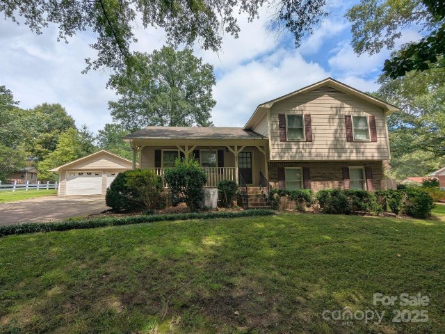 105 Redcoat Drive sold home in Foxwood, Fort Mill, SC