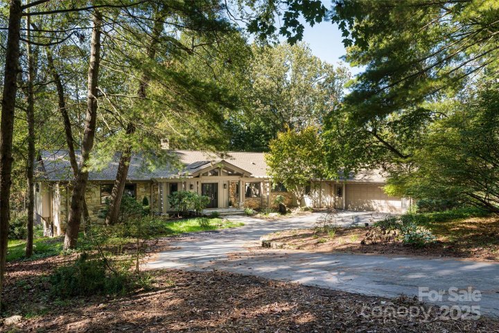 5 Holly Hill Road pending home in Biltmore Forest, Asheville, NC