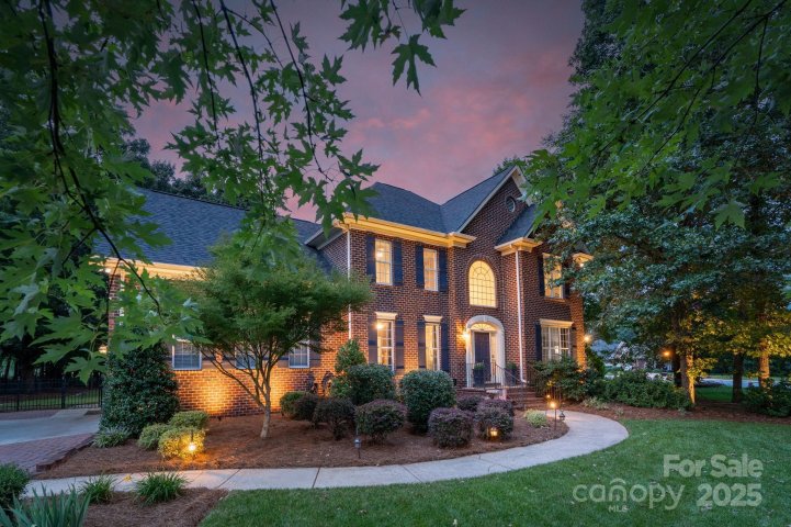 2121 Flagstick Drive sold home in Emerald Lake, Matthews, NC