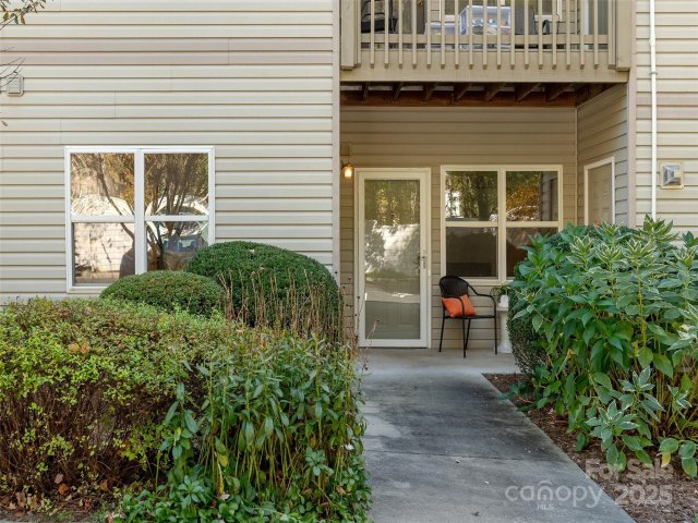 702 Carlyle Way pending home in Carlyle Condominiums, Asheville, NC